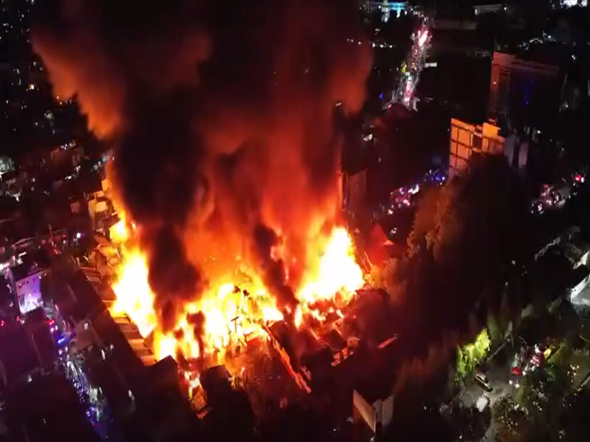 Sunog, sumiklab sa Barangay Pleasant Hills, Mandaluyong — itinaas sa ikalimang alarma